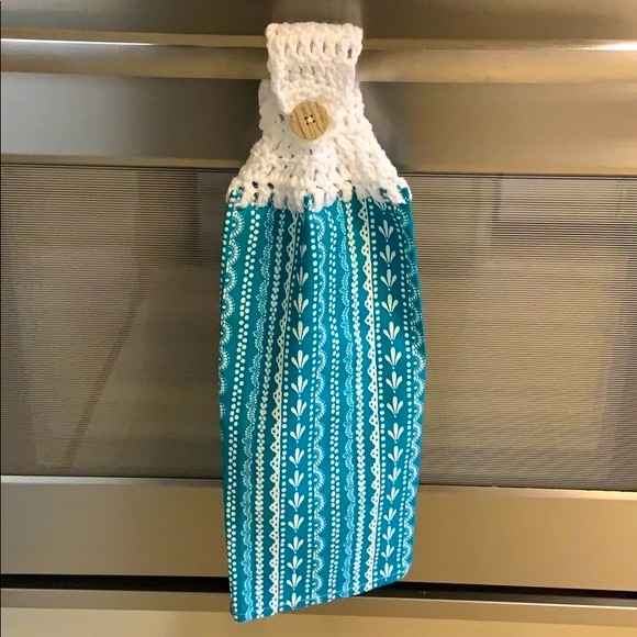Hand Crafted Pioneer Woman Crocheted Top Hanging Kitchen or Bathroom Hand Towel - Picture 2 of 2